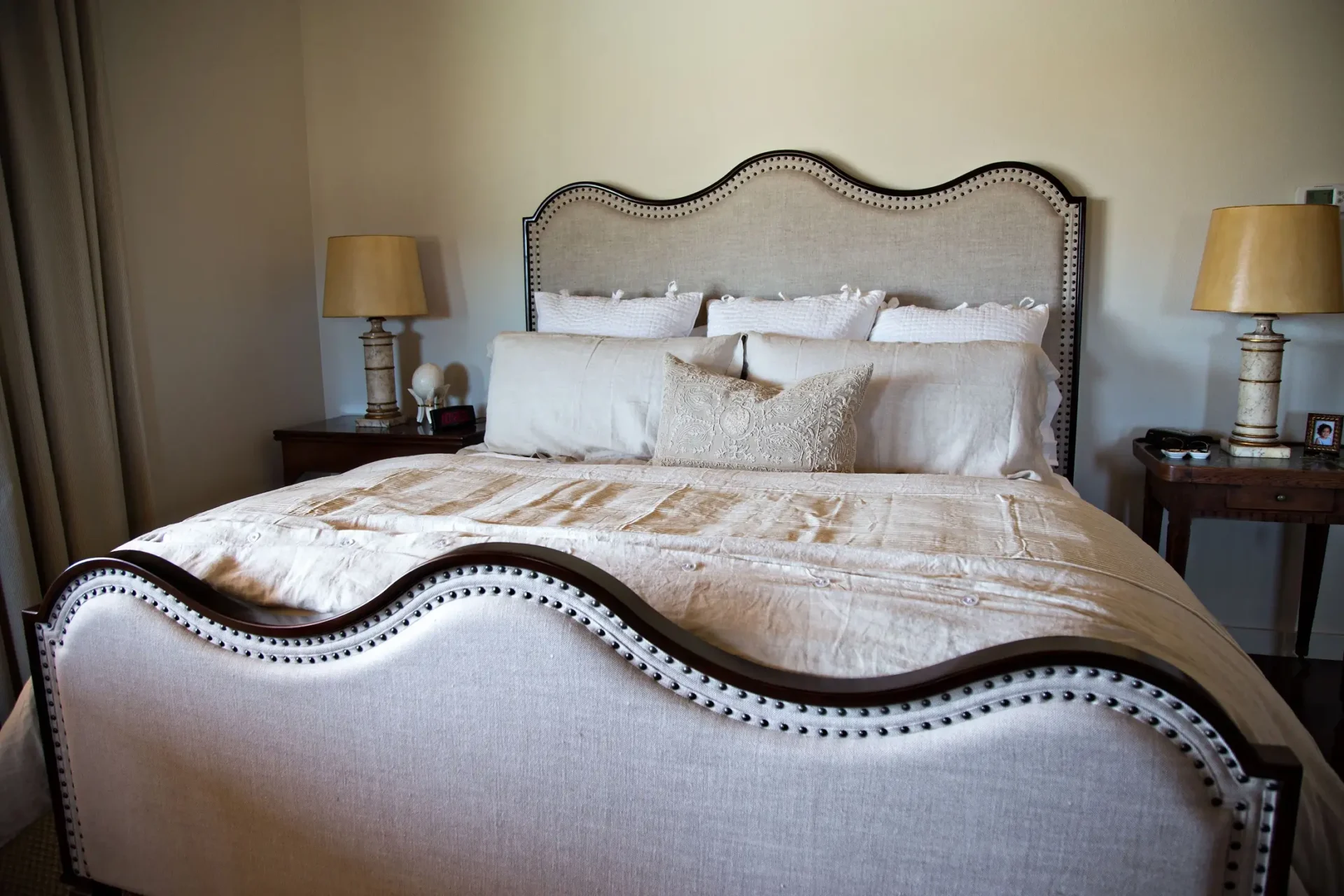 Beautiful-Bed-with-Antique-Nailheads-and-Soft-Bedding (1)